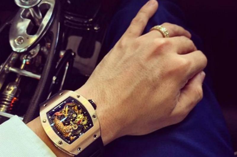 Bên cạnh thú chơi siêu xe đắt tiền, đại gia Minh nhựa còn có sở thích sưu tập những chiếc đồng hồ, điện thoại tiền tỷ. Năm 2017, thiếu gia này từng khoe chiếc đồng hồ Richard Mille phiên bản "ngọa hổ tàng long" trị giá 70 tỷ đồng trên trang cá nhân.
