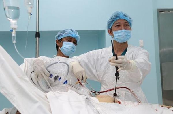 Mẹ Sài Gòn vỡ thai ngoài tử cung, bác sĩ bật báo động đỏ nhanh chóng cứu mạng - 1