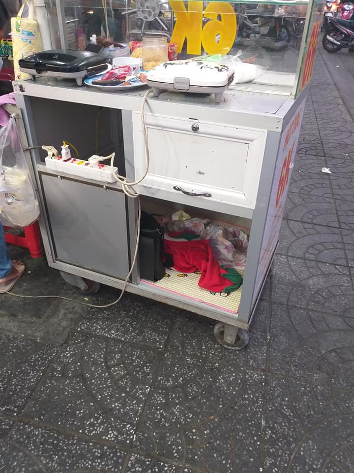 Nghẹn lòng người mẹ đặt con bú sữa dưới thùng xe mưu sinh: ‘Chỉ có tình mẹ là vô biên!’ - 2