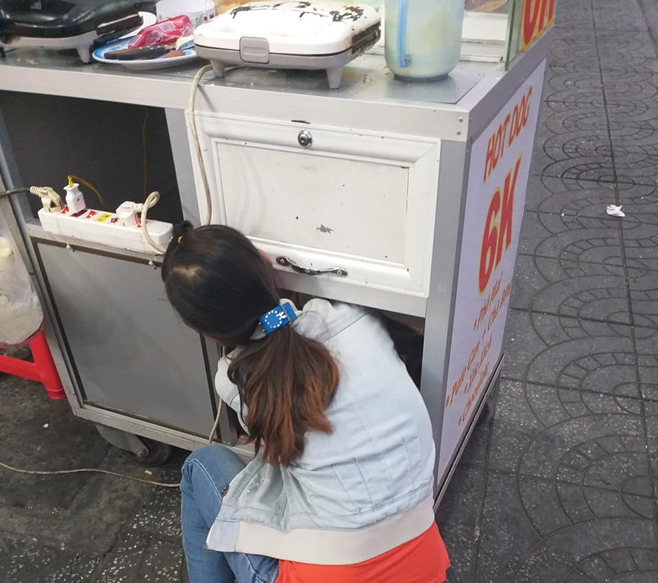 Nghẹn lòng người mẹ đặt con bú sữa dưới thùng xe mưu sinh: ‘Chỉ có tình mẹ là vô biên!’ - 3