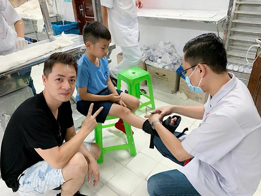 Bà xã Đăng Khôi thương con bị chấn thương trật cổ chân và giãn dây chằng - 2