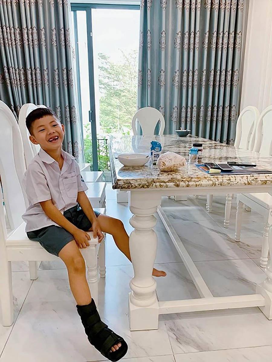 Bà xã Đăng Khôi thương con bị chấn thương trật cổ chân và giãn dây chằng - 4