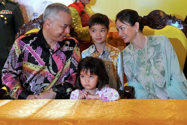 Chân dung tiểu công chúa Malaysia cực xinh đẹp và đáng yêu, đang amp;#39;làm mưa làm gióamp;#39; trên MXH - 3