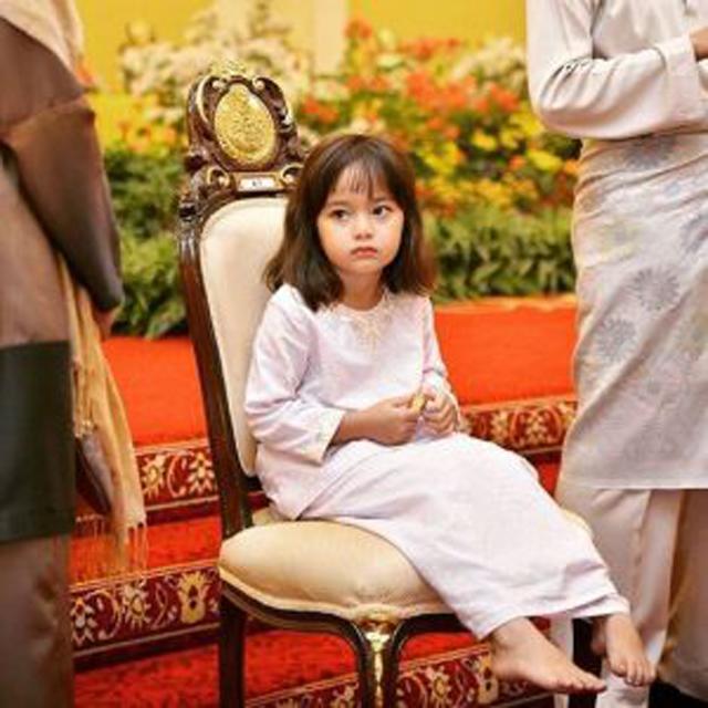 Chân dung tiểu công chúa Malaysia cực xinh đẹp và đáng yêu, đang amp;#39;làm mưa làm gióamp;#39; trên MXH - 5