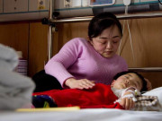 Bà bầu - Mẹ tật nguyền chân lệch 10cm vẫn quyết mang thai, đến ngày sinh con rơi nước mắt hối hận