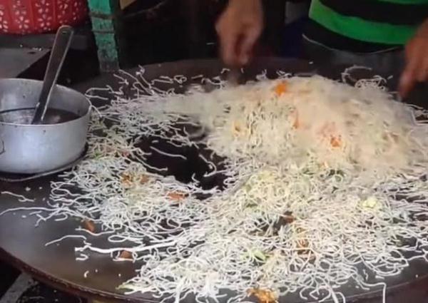 Quán mì xào siêu tốc, mở bán lúc 4h sáng và hết veo lúc 7h - 1