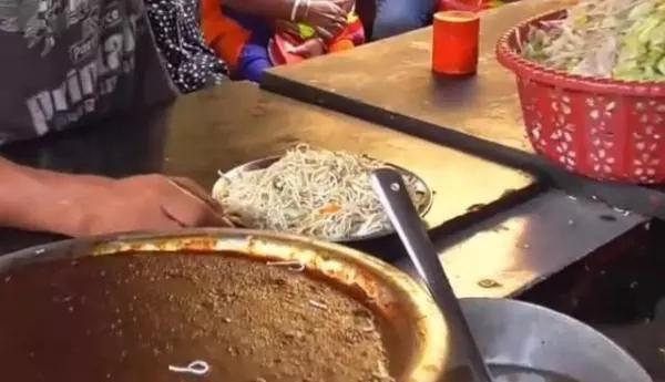 Quán mì xào siêu tốc, mở bán lúc 4h sáng và hết veo lúc 7h - 2