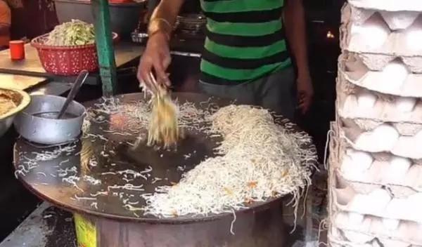 Quán mì xào siêu tốc, mở bán lúc 4h sáng và hết veo lúc 7h - 3