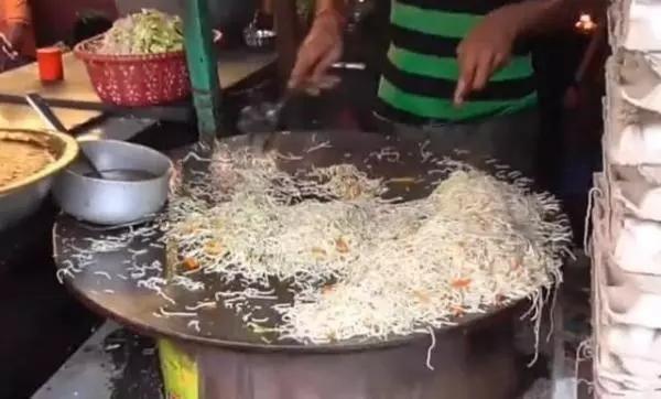 Quán mì xào siêu tốc, mở bán lúc 4h sáng và hết veo lúc 7h - 4