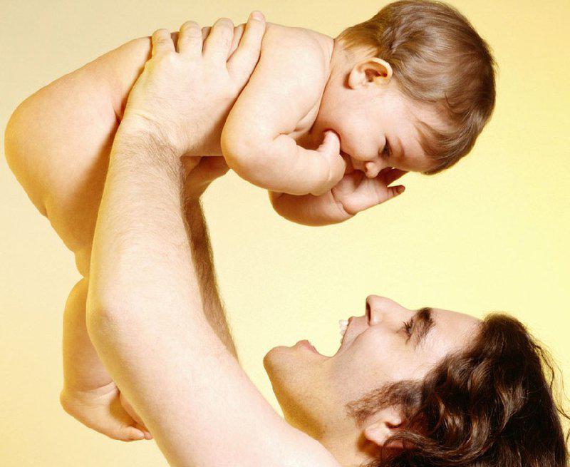 Yêu con theo kiểu amp;#34;đưa bé lên cao rồi hạ xuống nhanhamp;#34; coi chừng nguy hiểm đến trẻ - 1