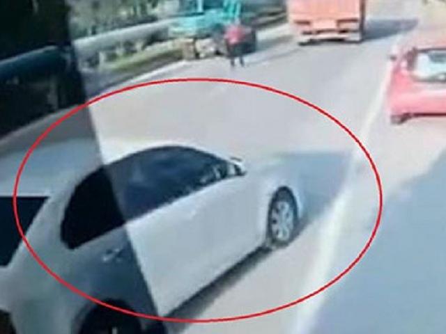 Tài xế ô tô chặn đầu xe buýt cho vợ bắt xe, suýt gây tai nạn thảm khốc