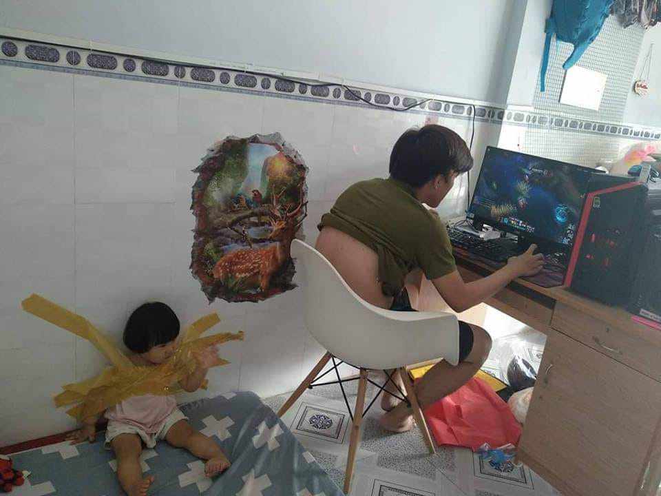 Bố trẻ dán con vào tường để chơi game bị vợ phát hiện và cái kết amp;#34;cay đắngamp;#34; - 1
