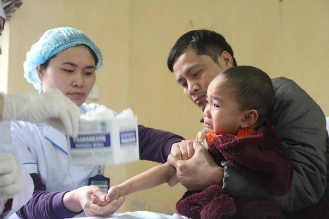 Bắc Ninh: Phụ huynh mệt mỏi đưa trẻ đến trường lấy máu xét nghiệm vì lo nhiễm sán lợn - 4