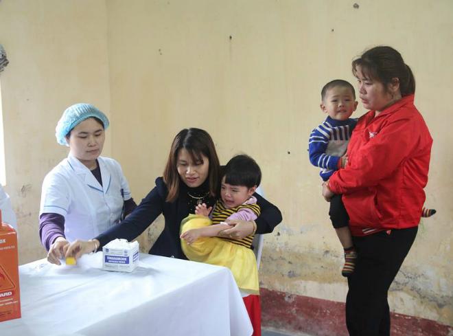 Bắc Ninh: Phụ huynh mệt mỏi đưa trẻ đến trường lấy máu xét nghiệm vì lo nhiễm sán lợn - 2