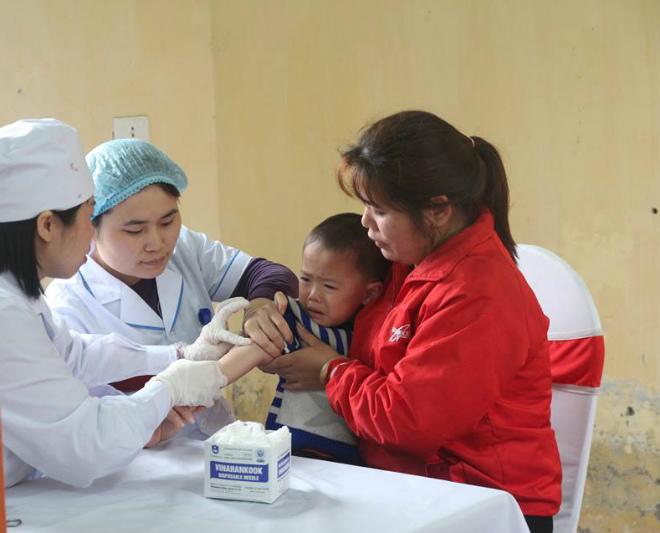 Bắc Ninh: Phụ huynh mệt mỏi đưa trẻ đến trường lấy máu xét nghiệm vì lo nhiễm sán lợn - 5