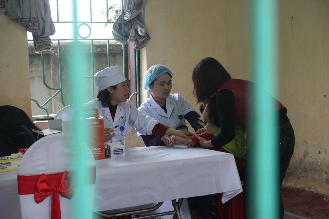 Bắc Ninh: Phụ huynh mệt mỏi đưa trẻ đến trường lấy máu xét nghiệm vì lo nhiễm sán lợn - 6