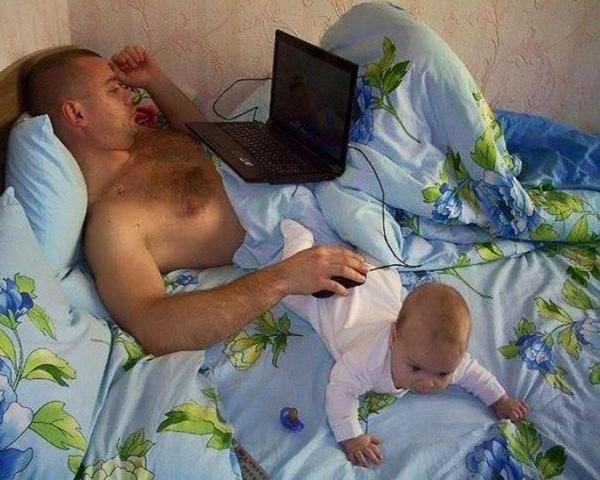 Bố trẻ dán con vào tường để chơi game bị vợ phát hiện và cái kết amp;#34;cay đắngamp;#34; - 4