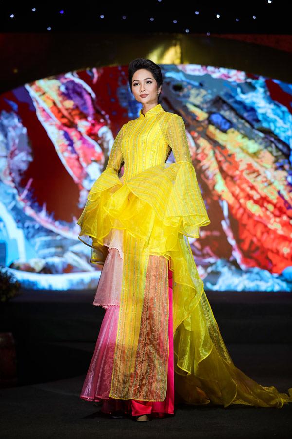 Chẳng có Hoa hậu nào như Hamp;#39;Hen Niê: mặc áo dài thướt tha chạy xe máy đi diễn - 5