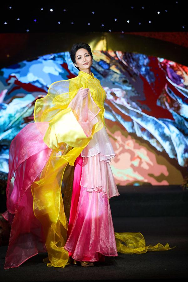 Chẳng có Hoa hậu nào như Hamp;#39;Hen Niê: mặc áo dài thướt tha chạy xe máy đi diễn - 3