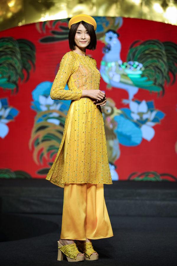 Chẳng có Hoa hậu nào như Hamp;#39;Hen Niê: mặc áo dài thướt tha chạy xe máy đi diễn - 7