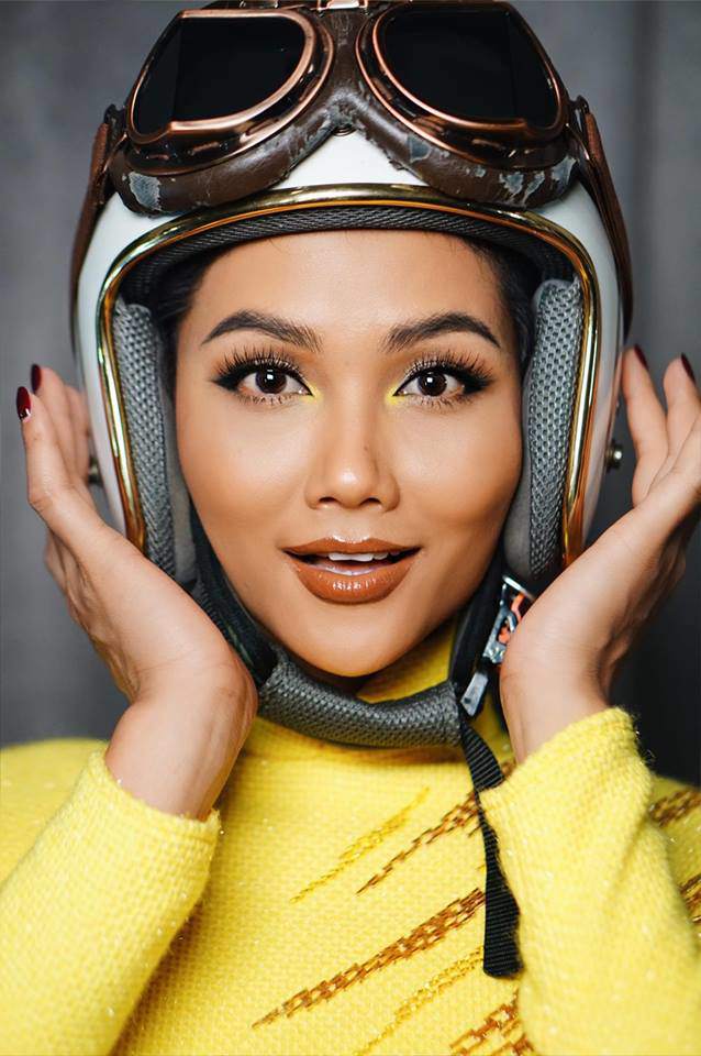 Chẳng có Hoa hậu nào như Hamp;#39;Hen Niê: mặc áo dài thướt tha chạy xe máy đi diễn - 2