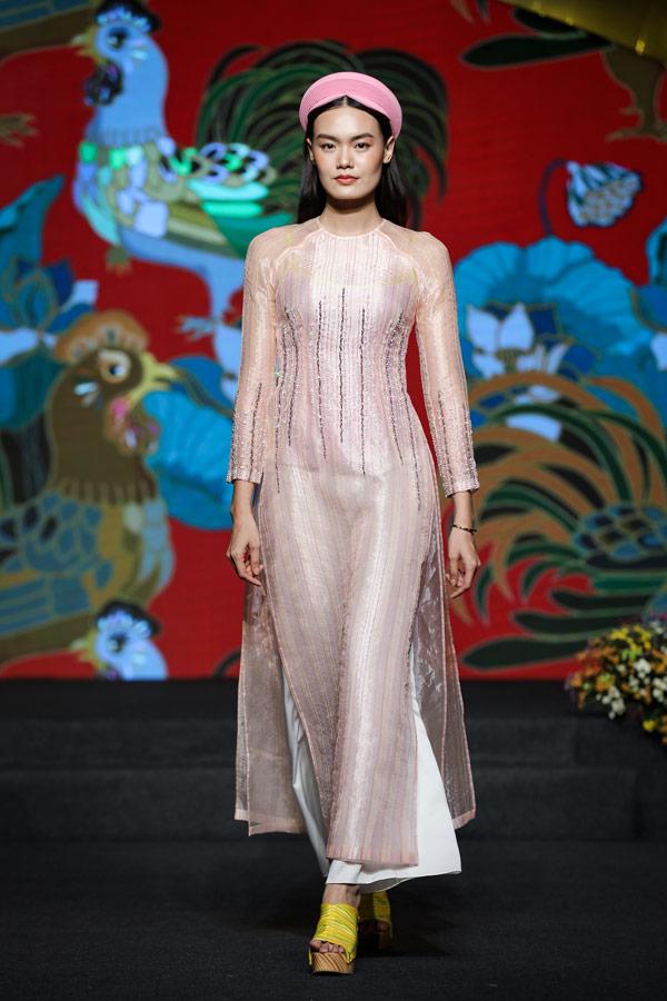 Chẳng có Hoa hậu nào như Hamp;#39;Hen Niê: mặc áo dài thướt tha chạy xe máy đi diễn - 8