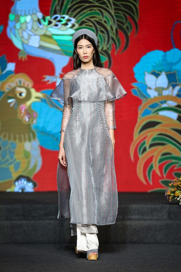 Chẳng có Hoa hậu nào như Hamp;#39;Hen Niê: mặc áo dài thướt tha chạy xe máy đi diễn - 9