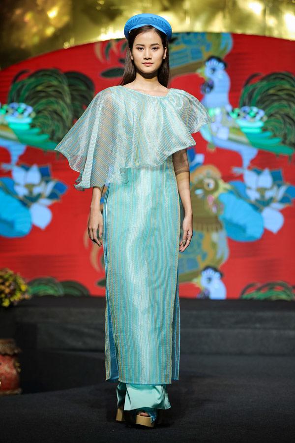 Chẳng có Hoa hậu nào như Hamp;#39;Hen Niê: mặc áo dài thướt tha chạy xe máy đi diễn - 10