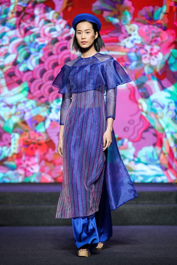 Chẳng có Hoa hậu nào như Hamp;#39;Hen Niê: mặc áo dài thướt tha chạy xe máy đi diễn - 11