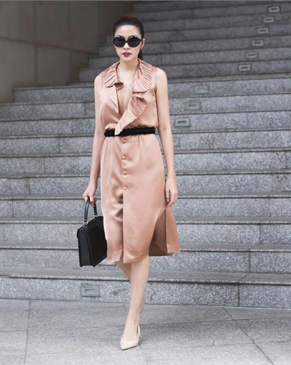 Vẫn chưa hạ nhiệt, hết Trương Quỳnh Anh, Ngọc Trinh, đến lượt Hà Tăng amp;#34;xách dépamp;#34; chạy theo thứ này - 10