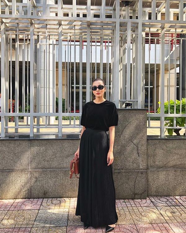 Vẫn chưa hạ nhiệt, hết Trương Quỳnh Anh, Ngọc Trinh, đến lượt Hà Tăng amp;#34;xách dépamp;#34; chạy theo thứ này - 11