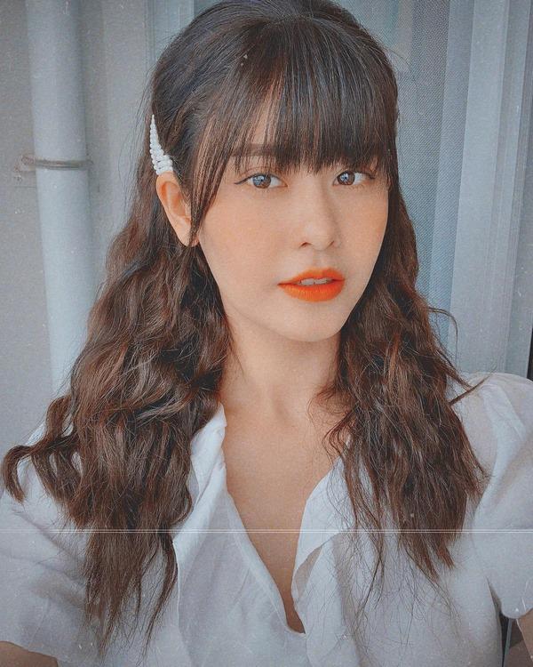 Vẫn chưa hạ nhiệt, hết Trương Quỳnh Anh, Ngọc Trinh, đến lượt Hà Tăng amp;#34;xách dépamp;#34; chạy theo thứ này - 2