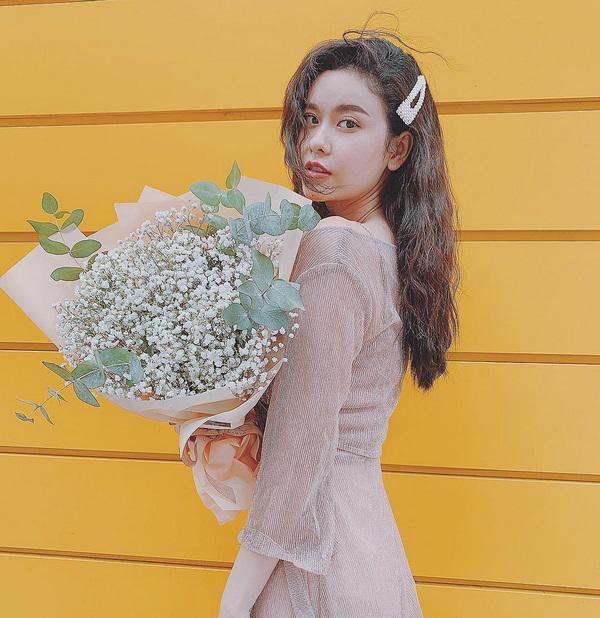 Vẫn chưa hạ nhiệt, hết Trương Quỳnh Anh, Ngọc Trinh, đến lượt Hà Tăng amp;#34;xách dépamp;#34; chạy theo thứ này - 3