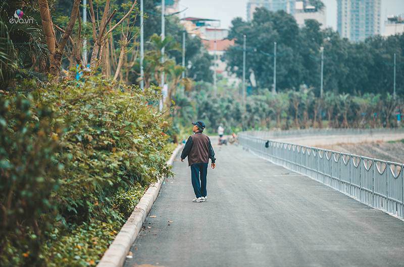 Một số người dân sống ở khu vực xung quanh đã bắt đầu đi bộ, đạp xe, tập thể dục buổi sáng trên con đường 'mới' này.
