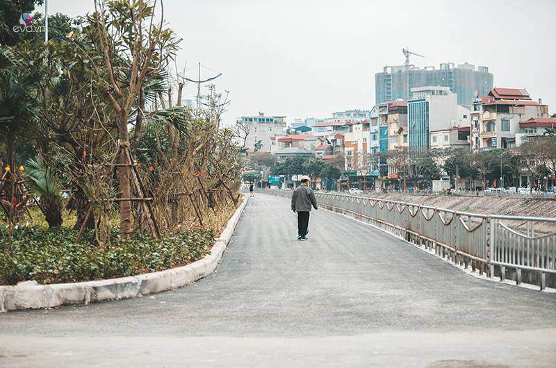 Để phục vụ thi công, Thành phố Hà Nội đã cho di dời một số nhà vệ sinh công cộng cùng 3 công trình bao gồm chợ tạm Ngã Tư Sở, cây xăng đầu cầu 361, đội ứng trực xử lý thoát nước là những khu vực thường xảy ra ùn tắc giao thông.

