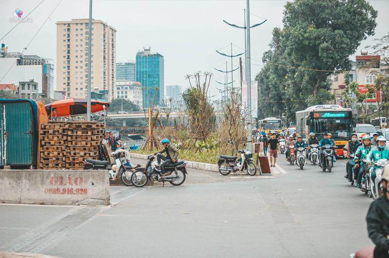 Tuyến đường Láng đoạn từ Cầu Giấy đến Ngã Tư Sở (quận Đống Đa) với tổng chiều dài 4km, mặt đường rộng 4m. Ảnh: Lối ra Ngã Tư Sở.
