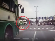 Clip Eva - Tránh xe buýt vượt đèn đỏ, xe bồn suýt gây tai nạn thảm khốc