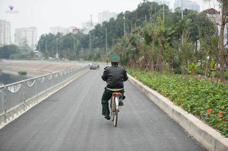 Một quân nhân thong thả đạp xe trên tuyến đường mới quang đãng.

