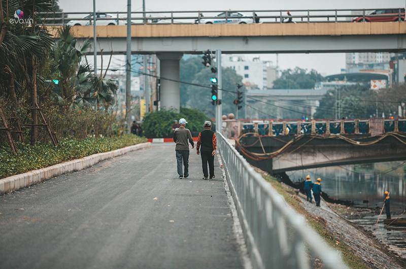 Trong những ngày tới, người dân Thủ đô sẽ bắt gặp khung cảnh này nhiều hơn, khi tuyến đường chính thức được đưa vào sử dụng.
