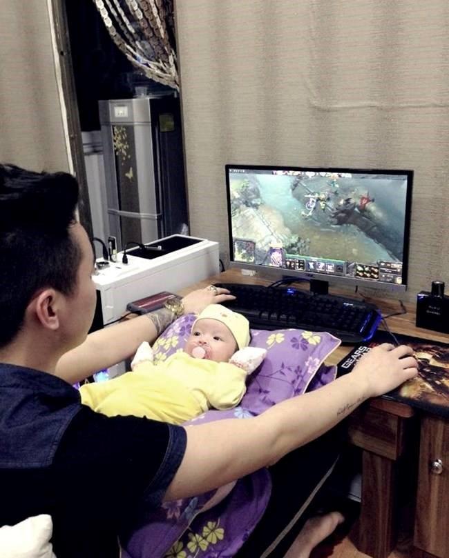 Bố trẻ dán con vào tường để chơi game bị vợ phát hiện và cái kết amp;#34;cay đắngamp;#34; - 3