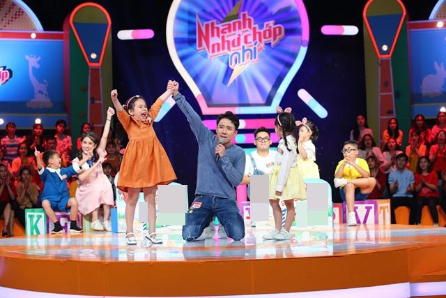 Trấn Thành kinh ngạc trước “con nhà người ta” 8 tuổi giúp mẹ trao đổi với người nước ngoài - 6