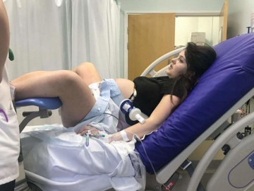 Đi đẻ, mẹ trẻ khiến bác sĩ "tái mặt" vì khoảnh khắc hớ hênh xấu hổ trên bàn sinh