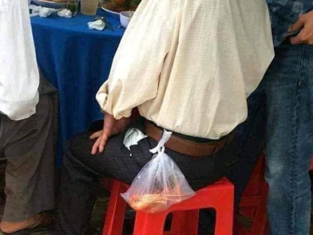 Ông bố đi ăn cỗ nhét tôm túi quần để phần cho con và câu chuyện rơi nước mắt