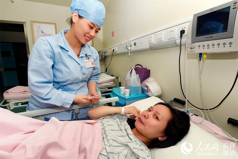 “Sau khi được gây tê ngoài màng cứng, đúng là cơn đau đã giảm tới 70-80%. Thậm chí tôi còn mượn son của y tá để tô môi cho bớt nhợt nhạt hơn”, chị Zhang nói.
