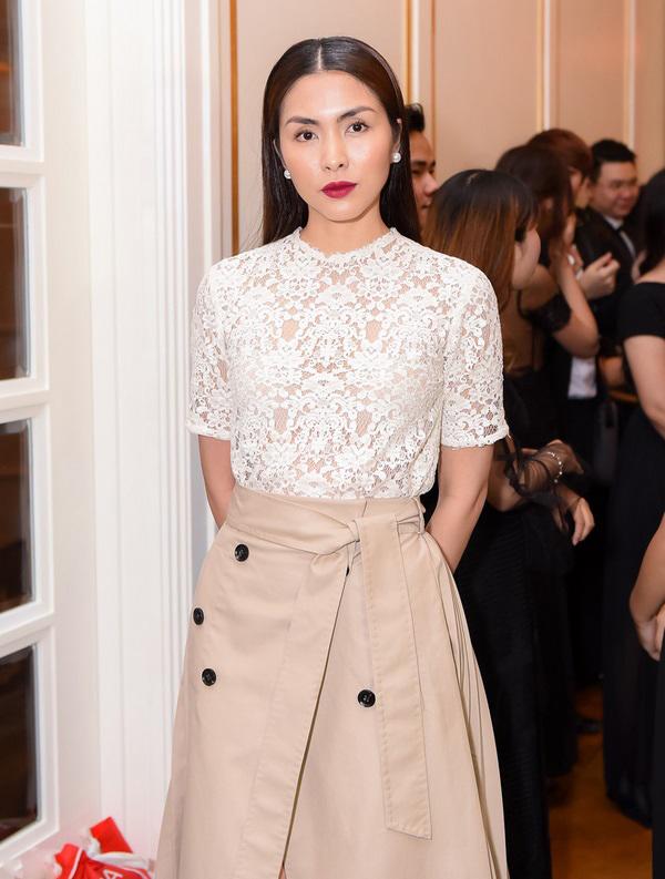 Vẫn chưa hạ nhiệt, hết Trương Quỳnh Anh, Ngọc Trinh, đến lượt Hà Tăng amp;#34;xách dépamp;#34; chạy theo thứ này - 12