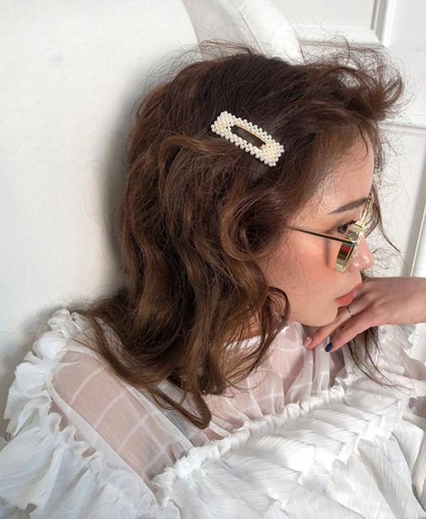 Vẫn chưa hạ nhiệt, hết Trương Quỳnh Anh, Ngọc Trinh, đến lượt Hà Tăng amp;#34;xách dépamp;#34; chạy theo thứ này - 1