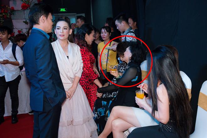 Từng thề độc không nhìn mặt nhau, Phi Nhung và danh ca Phương Dung bất ngờ đụng mặt - 1