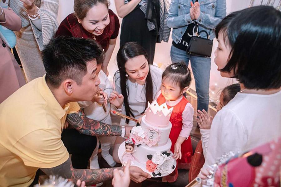 Vợ chồng Tuấn Hưng tổ chức sinh nhật cho con gái rượu trong biệt thự tiền tỷ mới tậu - 1