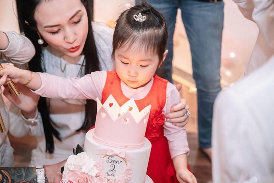 Vợ chồng Tuấn Hưng tổ chức sinh nhật cho con gái rượu trong biệt thự tiền tỷ mới tậu - 2