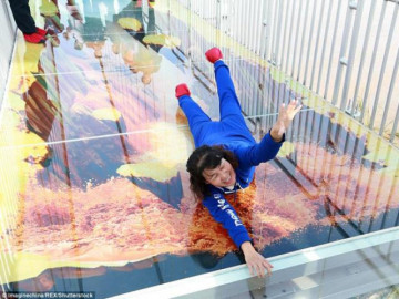 Chinh phục những cây cầu kính không dành cho người yếu tim ở Trung Quốc